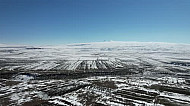 Ձյունապատ Արագած լեռն ու դիմացի անծայրածիր դաշտերը      Snowbound Mount Aragats and the endless fields in front of it