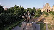 զորավար Անդրանիկի արձանը    the statue of soldier Andranik, in front of Grigor Lusavorich church